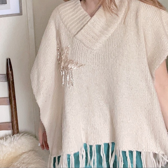 Vintage knit fringe tan poncho with appliqué - Picture 1 of 11